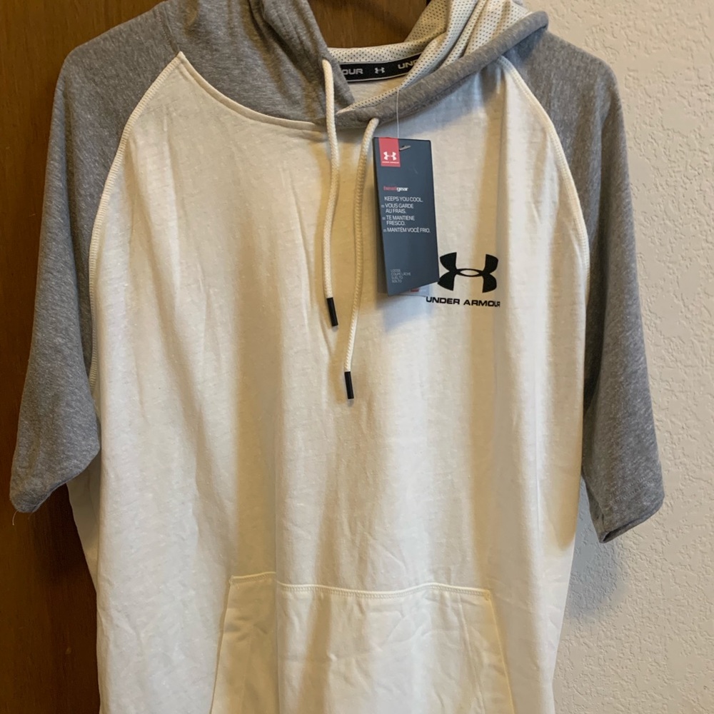 Men’s Under Armour Large SS thin training hoodie.